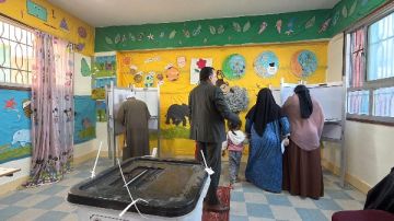 كبار السن وذوي الهمم يشاركون بالإدلاء بأصواتهم في انتخابات النواب بالبحيرة