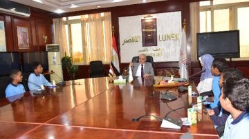 محافظ الأقصر يستقبل الطلاب المتفوقين بمدرسة الكرنك الإعدادية بنين محافظ الأقصر يستقبل الطلاب المتفوقين بمدرسة الكرنك الإعدادية بنين