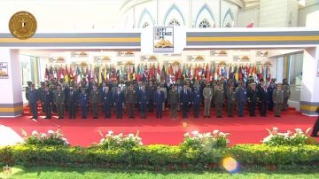 الرئيس السيسي يلتقط صورة تذكارية مع المشاركين بمعرض إيديكس 2025