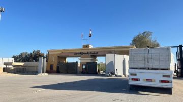 الهلال الأحمر يدفع بـ 9,800 طن مساعدات ومستلزمات شتوية إلى غزة الهلال الأحمر يدفع بـ 9,800 طن مساعدات ومستلزمات شتوية إلى غزة