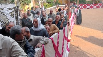 طوابير من الناخبين أمام لجنة مدرسة الدير بطوخ فى القليوبية.. صور