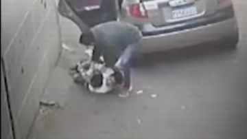 فيديو صادم لمحاولة اختطاف طفل في وضح النهار يشعل السوشيال ميديا وشقيقه يتمسك به والأمن يفحص الواقعة.. خبيرة توجه نصائح مهمة للأطفال للتصدي لمحاولات الاختطاف فيديو صادم لمحاولة اختطاف طفل في وضح النهار يشعل السوشيال ميديا وشقيقه يتمسك به والأمن يفحص الواقعة.. خبيرة توجه نصائح مهمة للأطفال للتصدي لمحاولات الاختطاف