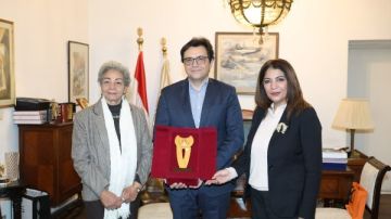 وزير الثقافة يهدي سلوى بكر درع الوزارة احتفاء بفوزها بجائزة البريكس وزير الثقافة يهدي سلوى بكر درع الوزارة احتفاء بفوزها بجائزة البريكس