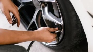 احذر نفخ الإطارات إلى الرقم المذكور على الإطار (PSI).. إليك السبب