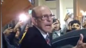 بعد انفعاله على والده.. نجل سائق محمد صبحي يرد :أبويا مش بيذل نفسه ومأجرمش بعد انفعاله على والده.. نجل سائق محمد صبحي يرد :أبويا مش بيذل نفسه ومأجرمش