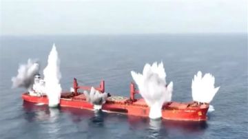 سفينة تتعرض لهجوم من قراصنة في مضيق باب المندب