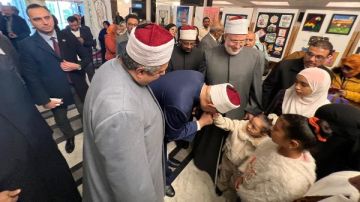 تواضع العلماء.. مفتي الجمهورية يقبل يد طفلة من ذوي الإعاقة ويحتضن آخرين تواضع العلماء.. مفتي الجمهورية يقبل يد طفلة من ذوي الإعاقة ويحتضن آخرين