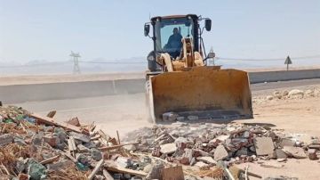 حملة موسعة لإزالة مخلفات البناء على الطريق الدائري بالغردقة حملة موسعة لإزالة مخلفات البناء على الطريق الدائري بالغردقة