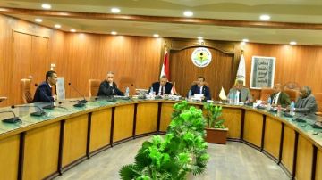 رئيس جامعة الوادي الجديد يترأس اجتماع لجنة اختيار القيادات الإدارية بالجامعة