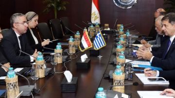 مساعد وزير الاستثمار يلتقي نائب وزير الخارجية اليوناني لبحث فرص الاستثمار المشتركة