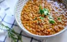 من الاكلات الشتوية.. طريقة عمل العدس بجبة