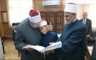 رئيس قطاع المعاهد الأزهرية يقبل رأس طالب من ذوي الهمم ويهديه مصحفا مطبوعا بطريقة برايل - eg