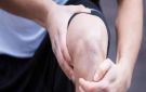 أسباب طقطقة الركبة وطرق علاجها.. لا تهملها