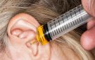 تراكم شمع الأذن.. علامات تحذيرية لا يجب تجاهلها