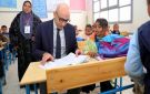 وزير التعليم يجلس على مقاعد التلاميذ خلال جولته بمدارس إدفو بأسوان