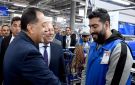 من خريج تربية إلى عامل ناجح.. رئيس الوزراء يحاور حامد ويكشف رحلته في مصنع ليوني 