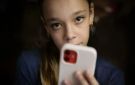 حظر السوشيال ميديا على الأطفال رد فعل مبالغ أم تربية ذكية.. إليك كيفية حمايتهم؟