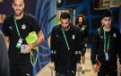 بعكازين.. كريم فؤاد يؤازر منتخب مصر أمام الإمارات ببطولة كأس العرب