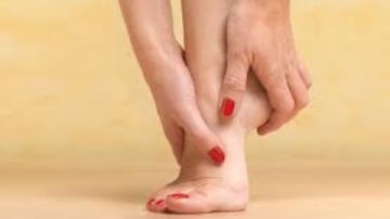 أعراض في القدمين قد تكشف عن أمراض خفية.. لا تتجاهلها