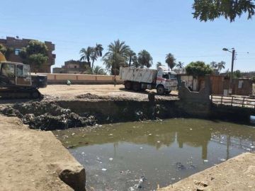 تطهير المجاري المائية في مركز قفط بقنا وضبط 50 توك توك غير مرخص