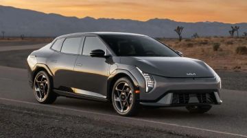 كيا الكهربائية الصغيرة تحصل على مدى أطول من سيارة تسلا