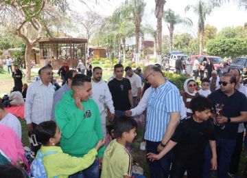 محافظ القليوبية يتفقد حدائق القناطر الخيرية ويشارك المواطنين فرحة أعياد الربيع (صور)