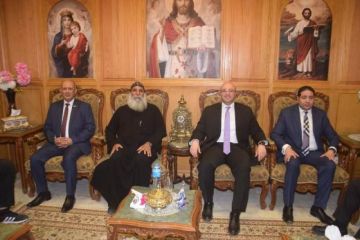 محافظ بني سويف يزور الكنائس والأديرة لتهنئة الأقباط بعيد القيامة المجيد.. صور