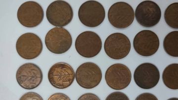 طرد قادم من الخارج .. ضبط عملات أثرية مهربة عبر مطار القاهرة