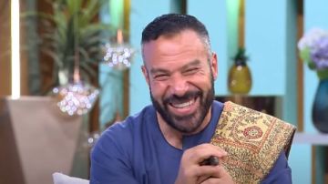 أول شبشب بصباع في العصر الفرعوني.. الفنان محمد خميس يوضح