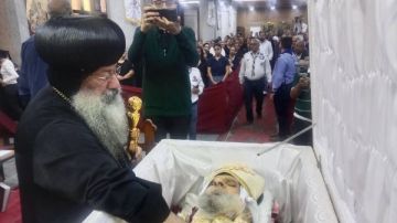 البابا تواضروس يعزي كنيسة العذراء مهمشة في رحيل القمص إبرام ناشد صور