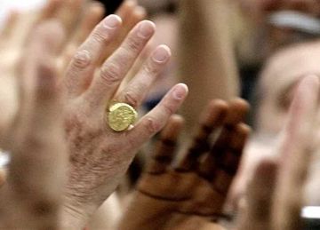 لماذا يتم تدمير خاتم الصياد الذي يرتديه بابا الفاتيكان بعد وفاته؟.. تعرف على الأسباب