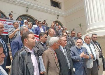 اعتراضا على زيادة الرسوم القضائية.. محامو القليوبية ينظمون وقفة احتجاجية أمام مجمع محاكم بنها اعتراضا على زيادة الرسوم القضائية.. محامو القليوبية ينظمون وقفة احتجاجية أمام مجمع محاكم بنها