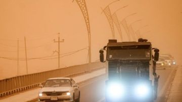 عاصفة رملية تضرب العراق والمصابين أكثر من 3700 حالة اختناق.. صور عاصفة رملية تضرب العراق والمصابين أكثر من 3700 حالة اختناق.. صور