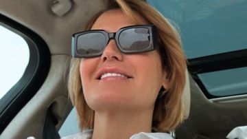 من سيارتها.. هنا شيحة تبهر متابعيها بإطلالة جذابة