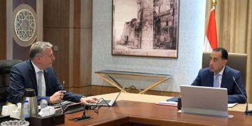 رئيس الوزراء يتابع مع وزير البترول عددا من ملفات العمل رئيس الوزراء يتابع مع وزير البترول عددا من ملفات العمل