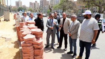 محافظ الشرقية يتفقد أعمال تركيب بلاط الإنترلوك الجارية بشوارع الزقازيق