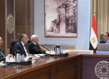 مدبولي يناقش مع أعضاء اللجنة الاستشارية للشؤون السياسية الاستعدادات للانتخابات البرلمانية المقبلة مدبولي يناقش مع أعضاء اللجنة الاستشارية للشؤون السياسية الاستعدادات للانتخابات البرلمانية المقبلة