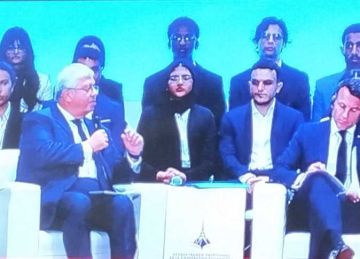 تصفيق حار في استقبال الرئيس الفرنسي إيمانويل ماكرون بجامعة القاهرة تصفيق حار في استقبال الرئيس الفرنسي إيمانويل ماكرون بجامعة القاهرة