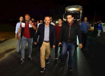 محافظ أسيوط يتفقد موقع حادث تصادم أتوبيس وسيارتين أسفر عن وفاة شخصين وإصابة 11 آخرين