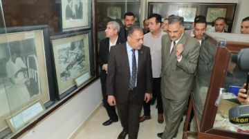 محافظ الشرقية يضع إكليلا من الزهور على النصب التذكاري لشهداء مدرسة بحر البقر