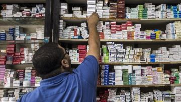 هيئة الدواء تؤكد الالتزام بالتعاون مع الشركاء الدوليين لتوفير الأدوية الأساسية.. ونواب: نقص المواد الخام وراء غياب 9 من الأدوية في السوق