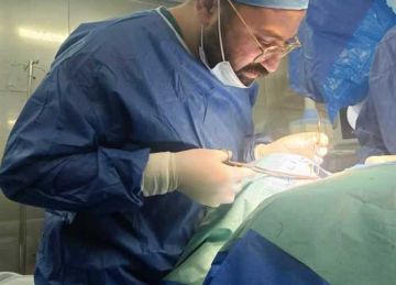 بعد تدخل جراحي الأول من نوعه.. فريق طبي بدمياط ينفذ سيدة من الشلل السفلي