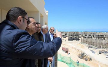 رئيس الوزراء يتفقد مشروع أبراج الداون تاون ويتعرف على موقف تقدم الأعمال من نقطة مشاهدة أعلى البرج الأيقوني
