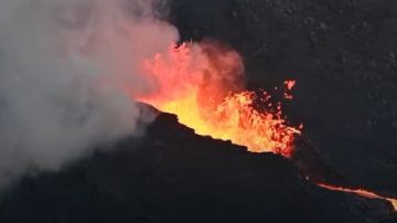بركان كيلاويا يثور مجددا في هاواي.. والحمم تتصاعد إلى 300 متر فيديو