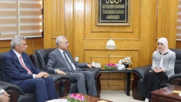 رئيس جامعة المنيا يستقبل د. نهال الشقنقيري طبيبة الإنسانية ويهديها درع الجامعة