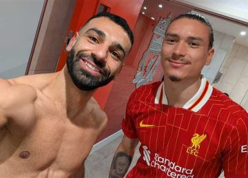 نونيز يسكب الخمر على محمد صلاح.. ومو يرفض الاحتفال