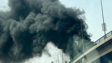 اندلاع حريق في سيارتين أعلى كوبري أكتوبر.. صور