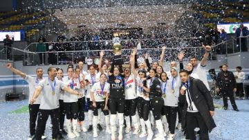 حسين لبيب يهنئ سيدات الزمالك بالتتويج بالبطولة الأفريقية للكرة الطائرة