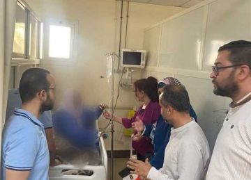  صحة المنيا توزع علم مصر وهدايا وورود علي المرضي احتفالا بعيد تحرير سيناء