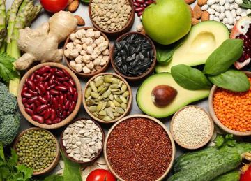 10 أطعمة تحفز هرمون السعادة وتحسن الحالة المزاجية